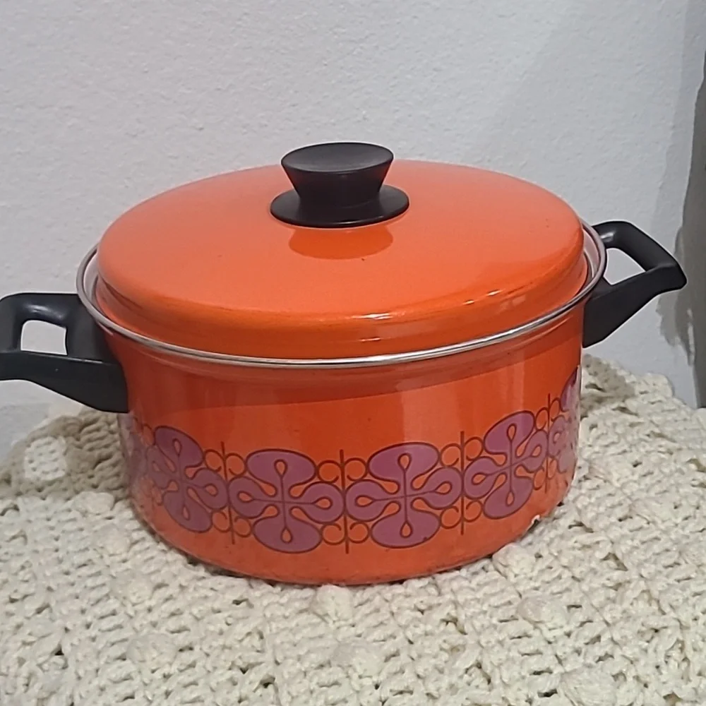 Vintage porcelain enameled Gourmet cookware Dutch oven with lid.